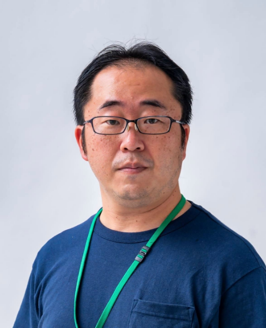 ディレクターの顔写真（推奨520×640・自然光での上半身ポートレート）